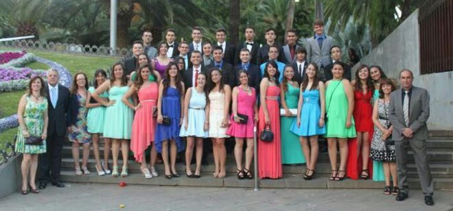 Los alumnos de 4º de la ESO del Colegio Rodríguez Campos en su foto de familia tomada en el reloj de flores del parque.