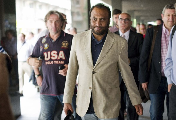El empresario alemán de origen pakistaní Kadir Sheikh, a su salida de las oficinas de Ibercaja en Zaragoza.