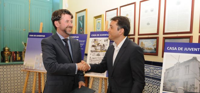 Carlos Alonso y José Manuel Bermúdez se saludan tras firmar el convenio.