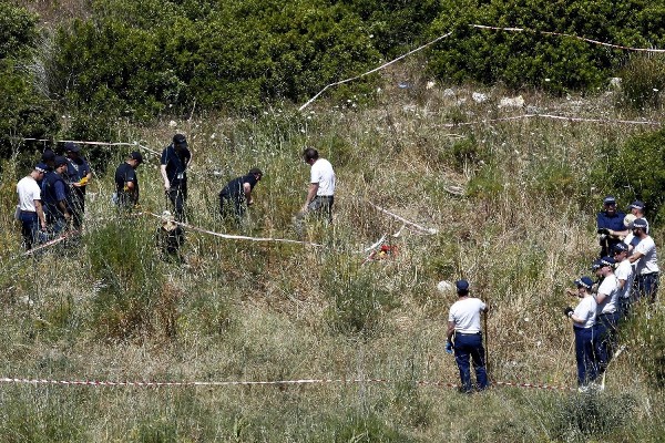 Varios oficiales de policía británicos rastrean un terreno en Praia da Luz (Portugal) el miércoles 11 de junio derl 2014. 