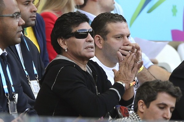 El astro del fútbol argentino Diego Armando Maradona (c) asiste al partido Argentina-Irán, del Grupo F del Mundial de Fútbol de Brasil 2014, en el Estadio Mineirão de Belo Horizonte, Brasil.
