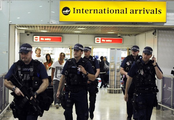 Fotografía de archivo tomada el 23 de julio de 2012 que muestra a policías patrullando en el aeropuerto de Heathrow en Londres (Reino Unido).