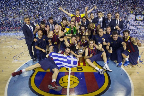 Los jugadores del FC Barcelona posan con el trofeo tras proclamarse campeones de la ACB.