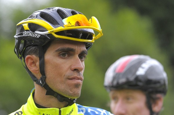 El ciclista español Alberto Contador, del Saxo-Tinkoff, participa en un entrenamiento de su equipo en Bradford, Reino Unido, hoy, jueves 3 de julio de 2014. Contador participará en la 101 edición del Tour de Francia, que comenzará en Leeds el próximo 5 de julio.