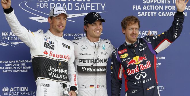 Rosberg (centro), Button (izq.) y Vettel, los tres primeros en la parrilla de salida.