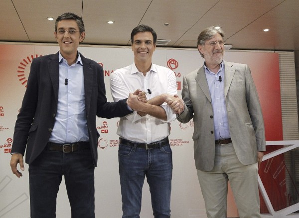 Los tres candidatos a la Secretaría General del PSOE, Eduardo Madina, Pedro Sánchez y Antonio Pérez Tapias (i-d), se dan la mano antes de su primer y único debate en la campaña para captar el voto de los militantes socialistas, hoy en la sede nacional del partido.