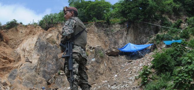 Militares custodian la mina del sur de Honduras.