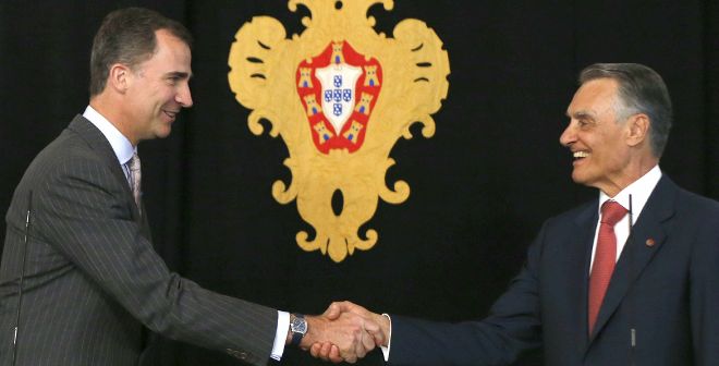 El Rey Felipe VI siendo recibido por el presidente de la República de Portugal, Aníbal Cavaco.