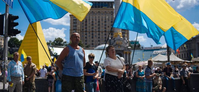 Manifestantes portando banderas a favor de Ucrania.