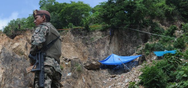 Los militares custodian la mina en Honduras.
