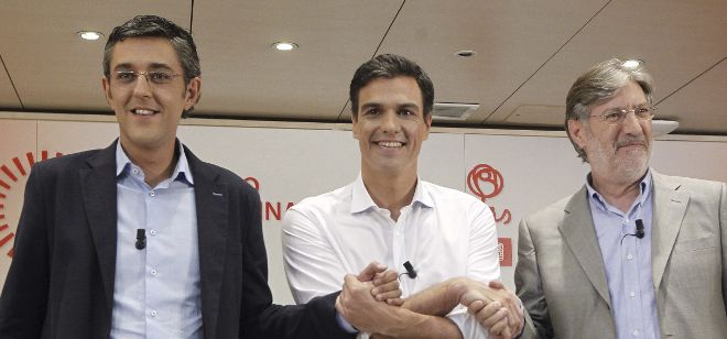 Los tres candidatos a la Secretaría General del PSOE se dan la mano antes del debate.