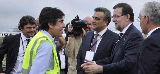 El presidente de Sacyr (con chaleco) conversa con Rajoy en las obras del canal de Panamá.