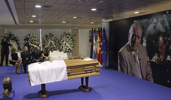 Vista de la capilla ardiente instalada en el palco de honor del Santiago Bernabéu, del presidente de honor del Real Madrid, Alfredo Di Stéfano.