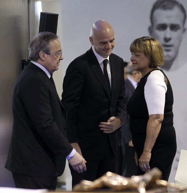 El presidente del Real Madrid, Florentino Pérez (i), conversa con los familiares en la capilla ardiente del presidente de honor del Real Madrid, Alfredo Di Stéfano, instalada en el palco de honor del Santiago Bernabéu.