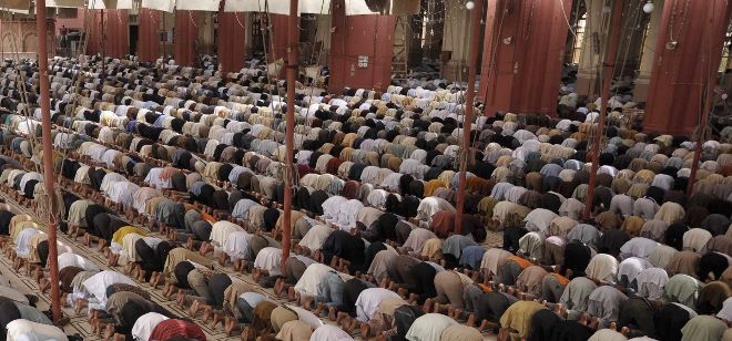 Un grupo de musulmanes reza durante la oración del primer viernes del Ramadán.