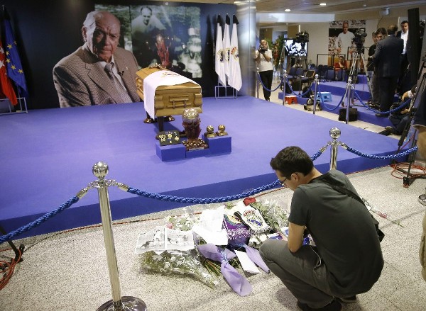 Una persona deposita un ramo de flores en la capilla ardiente del presidente de honor del Real Madrid, Alfredo Di Stéfano, instalada en el palco de honor del Santiago Bernabéu. Di Stéfano falleció ayer a los 88 años en el hospital Gregorio Marañón de Madrid.
