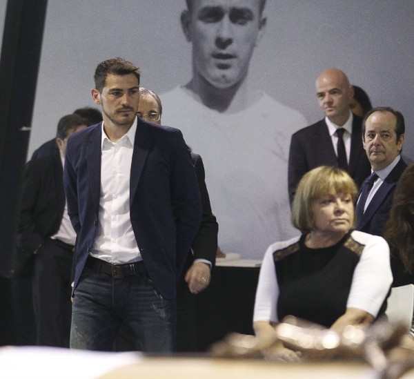 El guardameta del Real Madrid, Iker Casillas, a su llegada a la capilla ardiente del presidente de honor del Real Madrid, Alfredo Di Stéfano.
