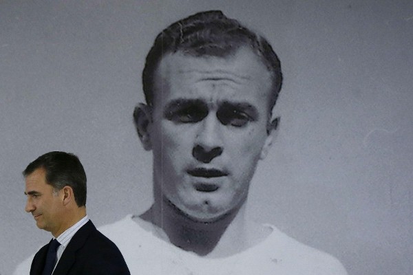 El Rey Felipe VI tras firmar en el libro de honor en la capilla ardiente del futbolista Alfredo Di Stéfano, que falleció ayer en Madrid a la edad de 88 años, instalada hoy en el palco de honor del estadio Santiago Bernabéu, en Madrid.