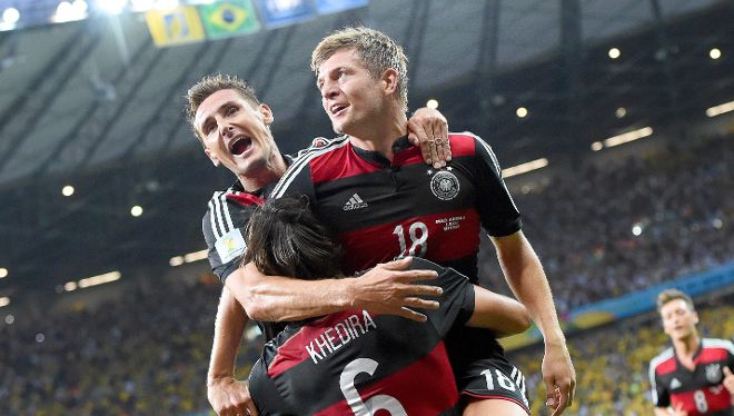Kroos y Kloos celebran uno de los siete goles alemanes.