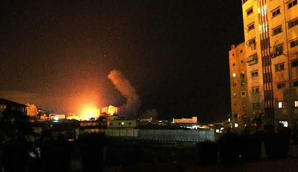 Una columna de humo se alza después de un ataque aéreo al oeste de Ciudad de Gaza hoy, jueves 9 de julio de 2014. 