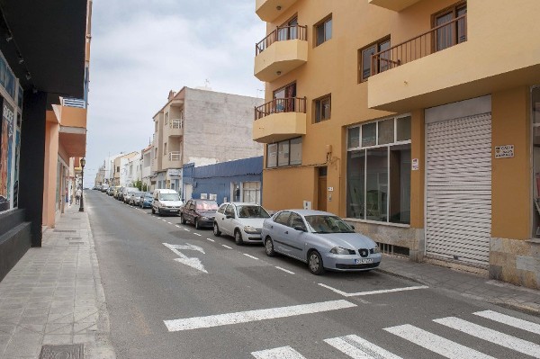 Vista de la calle Bajo Amarillo, en Corralejo (Fuerteventura), donde tenía un negocio uno de los tres miembros de la camorra napolitana, que habían huido de la justicia italiana y se habían refugiado en España, detenidos por la Guardia Civil. 