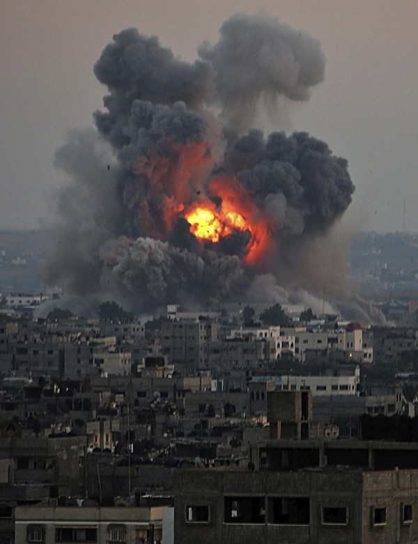 Vista de una columna de humo tras un ataque israelí en el oeste de la Franja de Gaza.