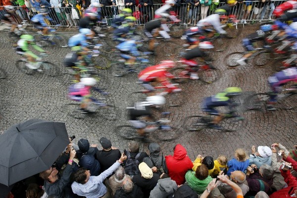 El pelotón en acción en la quinta etapa del Tour de Francia en Ypres, Bélgica.