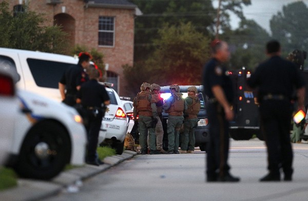 Autoridades llegan al área donde se reportó un tiroteo en Spring, Texas.