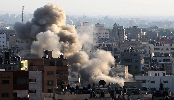 Vista del humo después del ataque de la fuerza aérea israelí en el sur de Gaza.