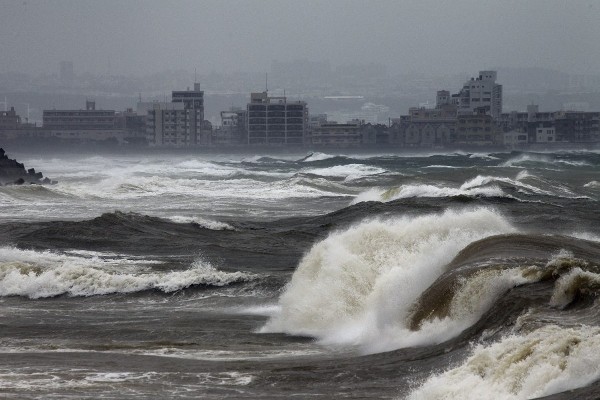 El fuerte oleaje causado por el paso del tifón Neoguri golpea la playa de Mizugama en Kadena, en la isla de Okinawa (Japón).