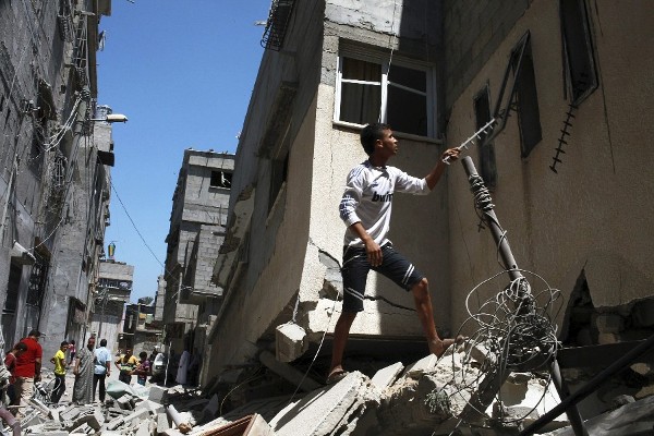 Un palestino inspecciona los escombros de una casa destruida tras los bombardeos israelíes en el este de la ciudad de Gaza, hoy, jueves 10 de julio de 2014. 