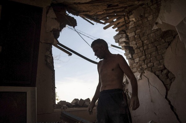 Un hombre observa los daños en su apartamento tras un enfrentamiento entre las fuerzas ucranianas y separatistas prorrusos en Slaviansk (Ucrania) hoy, jueves 10 de julio de 2014. 