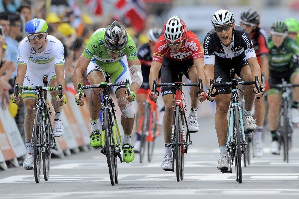 El ciclista italiano del equipo Omega Pharma Quick Step, Matteo Trentin (d), cruza la meta.