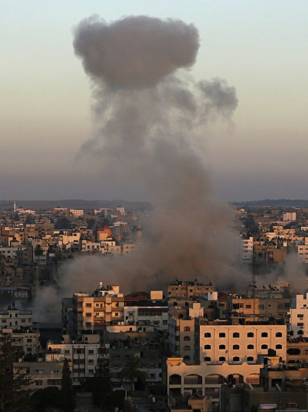 Una columna de humo es vista tras un ataque de Israel sobre Gaza, el 11 de julio del 2014.