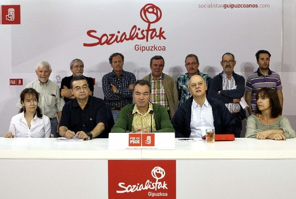 Los socialistas Francisco Álvarez (c) y Odón Elorza durante la presentación de la plataforma de apoyo a la candidatura de José Antonio Pérez Tapias para dirigir el PSOE.