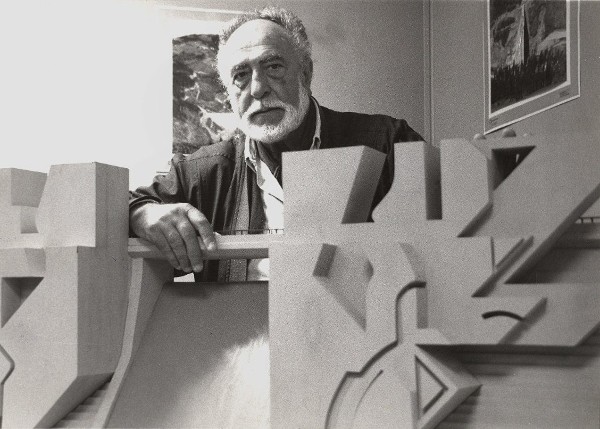 1993, del pintor y escultor vasco Néstor Basterretxea.