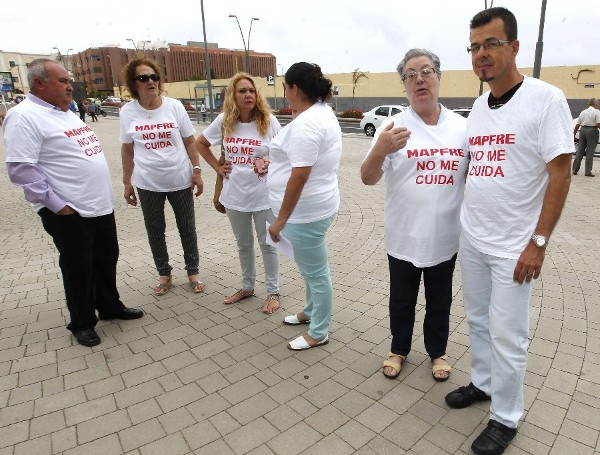 Familiares de víctimas a las puertas del edificio de los juzgados grancanario con camisetas con la frase 