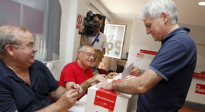 José Miguel Pérez, líder del PSC-PSOE, votando en Las Palmas.