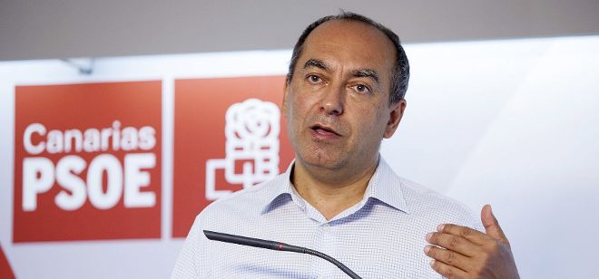 Julio Cruz, secretario de Organización del PSC-PSOE, dando los últimos resultados.