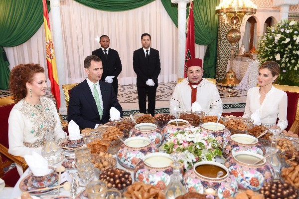 La princesa de Marruecos, Lalla Salma (i); el rey Felipe VI de España; el rey marroquí, Mohammed VI (2d); y la reina Letizia (i), durante una cena en el Palacio Real.