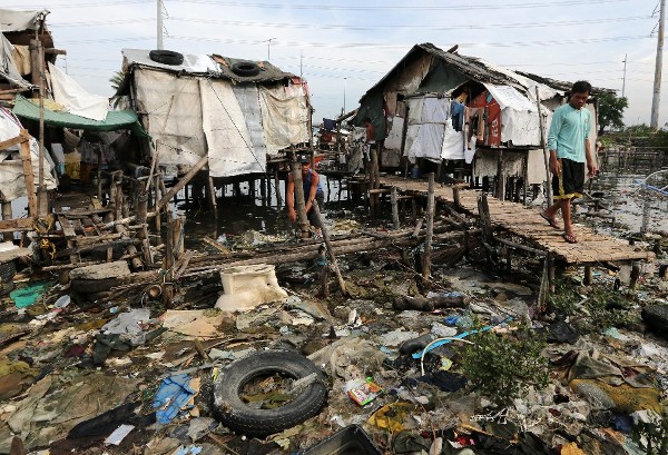 Residentes aseguran sus viviendas por la llegada del tifón a la aldea de pescadores en Las Pinas, Sur de Manila (Filipinas). 