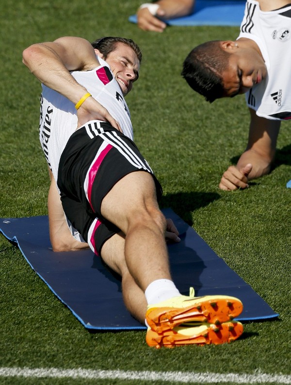 Los jugadores madridistas, Bale (i) y Casemiro (d), realizan ejercicios de preparación física.