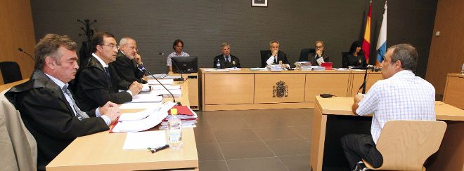 El exdirector del Instituto Canario de Formación y Empleo Diego León (i) y el exconsejero de Empleo del Gobierno de Canarias, Víctor Díaz (3i), durante una sesión del juicio del caso Icfem.