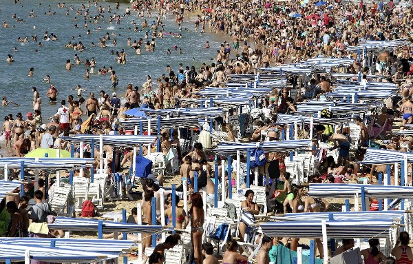 Gran número de personas se han acercado a la playa de La Concha de San Sebastián.