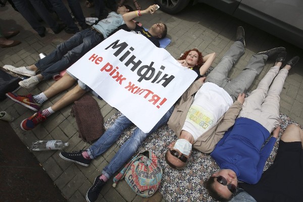 Activistas ucranianos protagonizan una sentada delante del Ministerio de Finanzas ucraniano en Kiev en protesta por el recorte de presupuestos para medicinas necesarias para enformos graves como pacientes con cáncer o sida. 