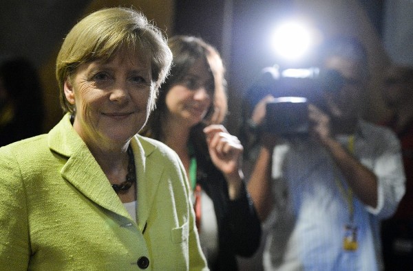 La canciller de Alemania, Angela Merkel, llega parar participar en una rueda de prensa después de una cena informal de líderes de estado de la Unión Europea el miércoles 16 de julio de 2014, en Bruselas (Bélgica). 