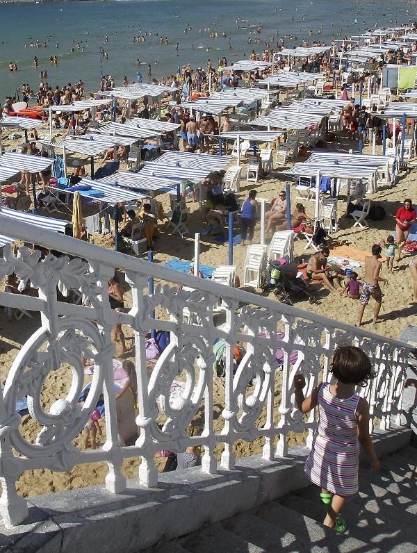 Gran número de personas en la playa de La Concha de San Sebastián.