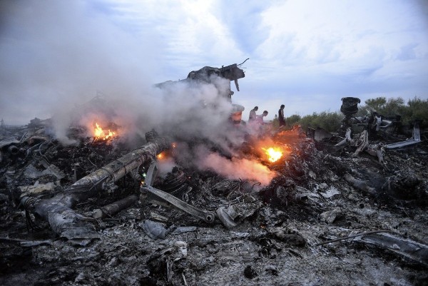 Fotografía de los restos de un avión Boeing 777, vuelo MH17 de Malaysia Airlines, que cayó a tierra el jueves 17 de julio de 2014, cerca de Donetsk (Ucrania).