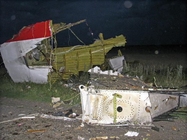 Restos del fuselaje del avión Boeing 777, de la aerolínea Malaysia Airlines, esparcidos en una localización del este de Ucrania cerca de Donetsk.