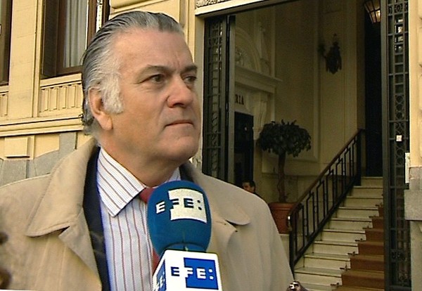 Imagen de televisión del extesorero del Partido Popular Luís Bárcenas a la salida de su domicilio en Madrid.